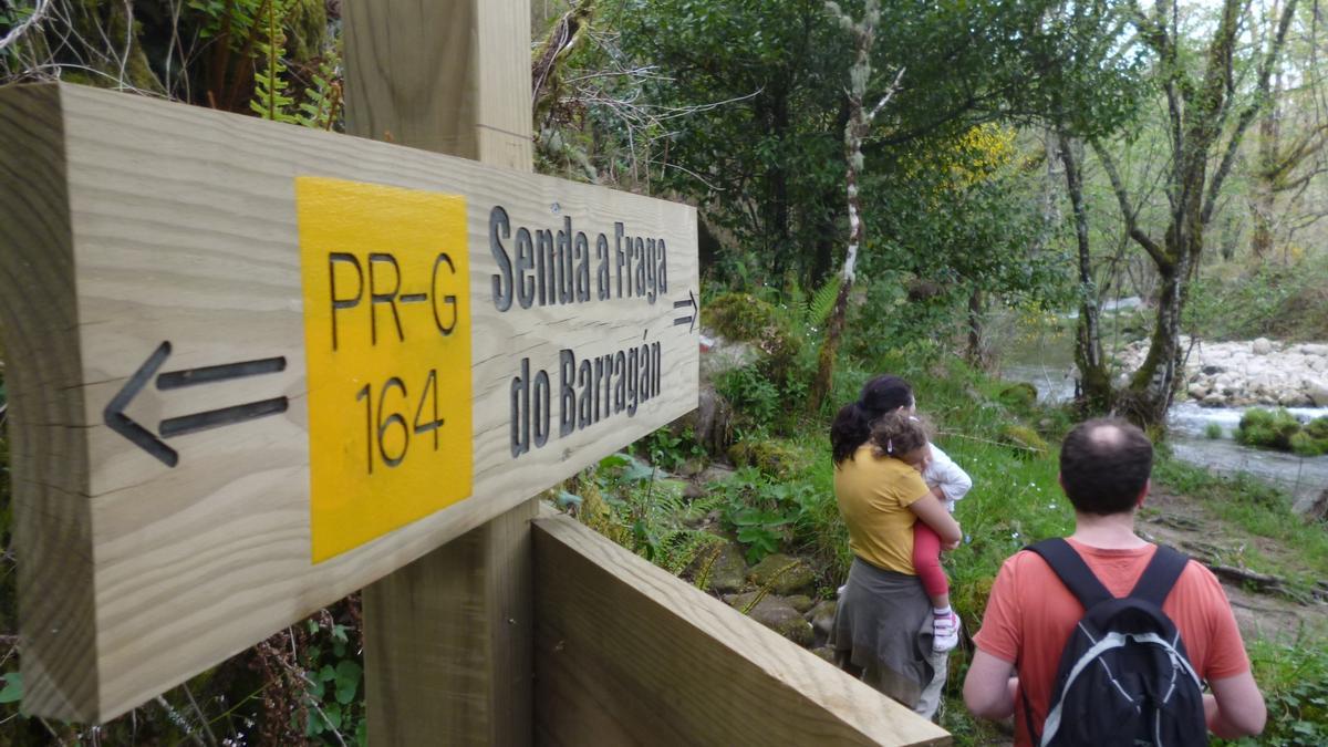 Una familia, en una ruta de senderismo señalizada en Galicia. / Antonio Pinacho