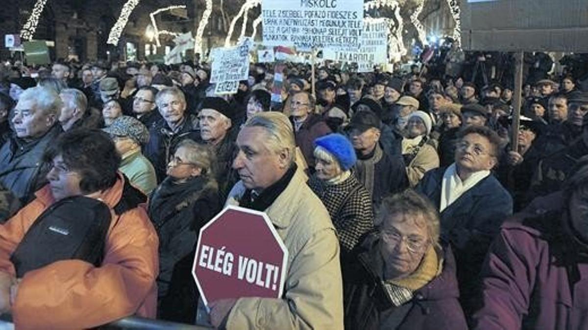 Manifestantes en contra de la nueva Constitución, el día 2, en Budapest.