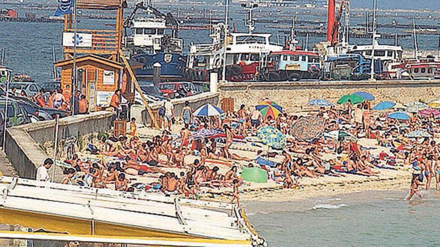 La playa de O Con con socorristas el último verano.  // Gonzalo Núñez