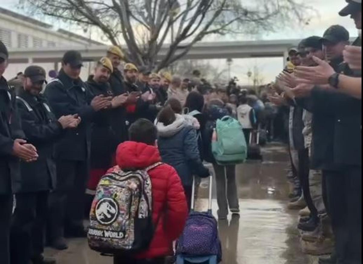 Pasillo a los alumnos del CEIp Vil·la Romana de Catarroja.