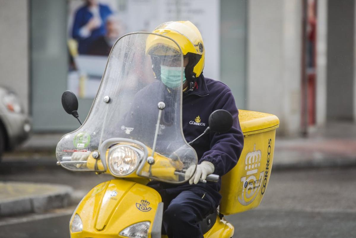 Un trabajador de Correos trabaja durante la época de aislamiento