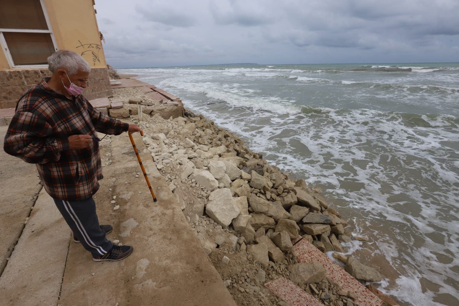 Guardamar denuncia ante Costas las obras sin autorización de vecinos de la playa Babilonia