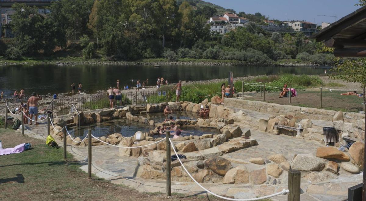 Ambiente intergeneracional en las Termas da Chavasqueira. | ROI CRUZ