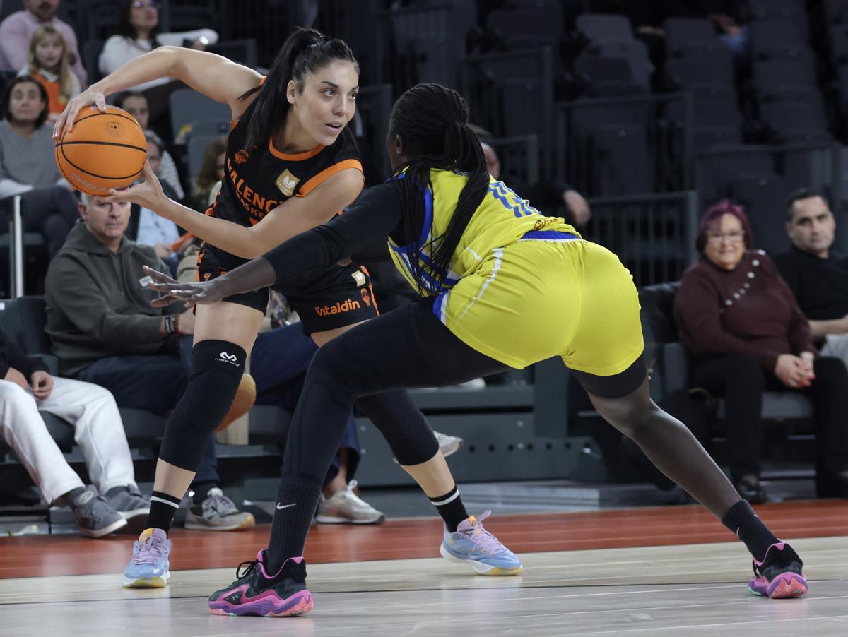 Ouviña, en un lance del Valencia BC - Gran Canaria