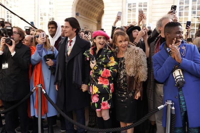 El look de Lily Collins con boina rosa en la serie 'Emily en París'