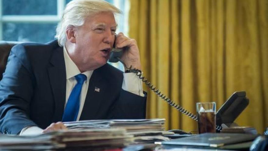Donald Trump, durant la conversa telefònica que va mantenir amb Putin.