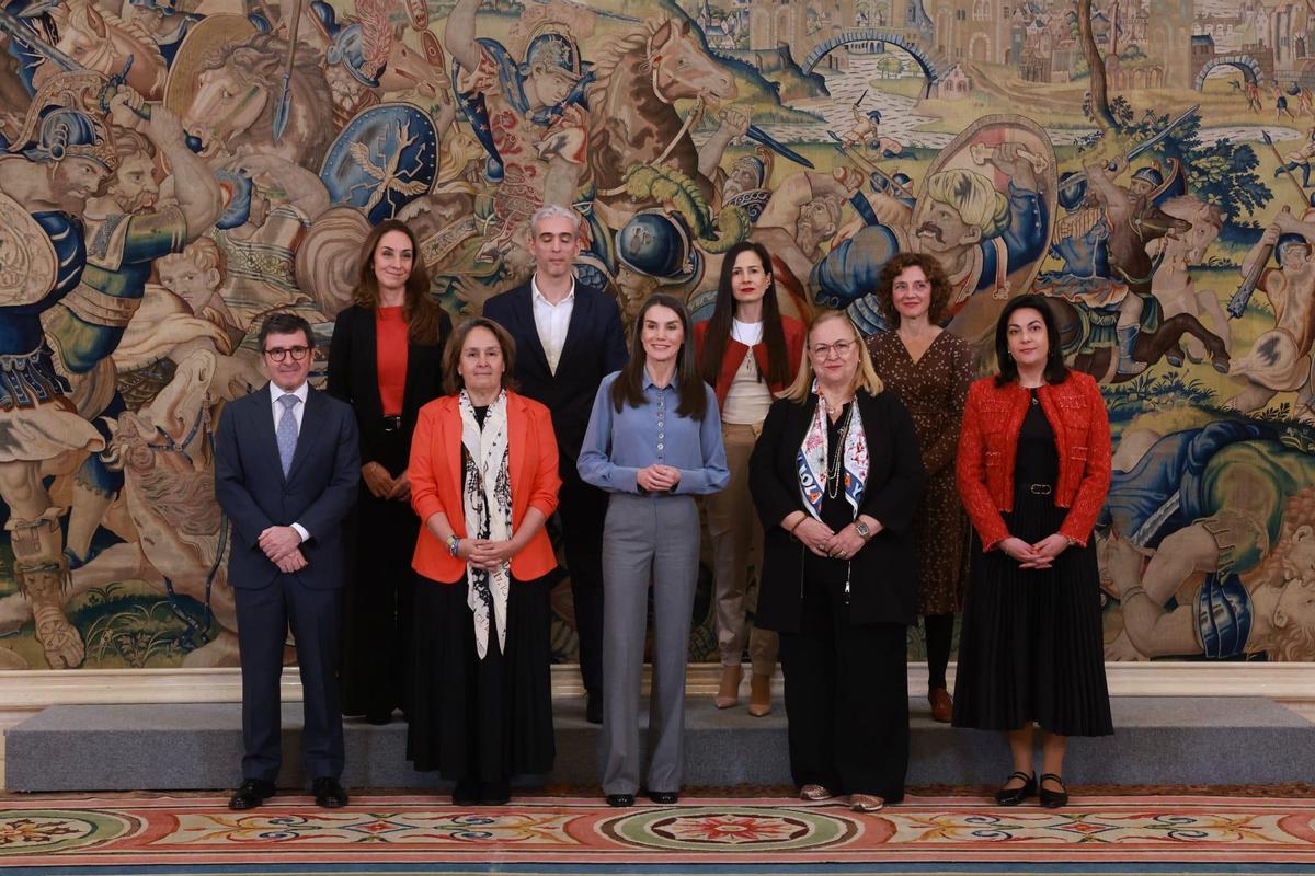 Ana Belén Crujeiras, derecha, con los demás premiados en la recepción de la reina Letizia.