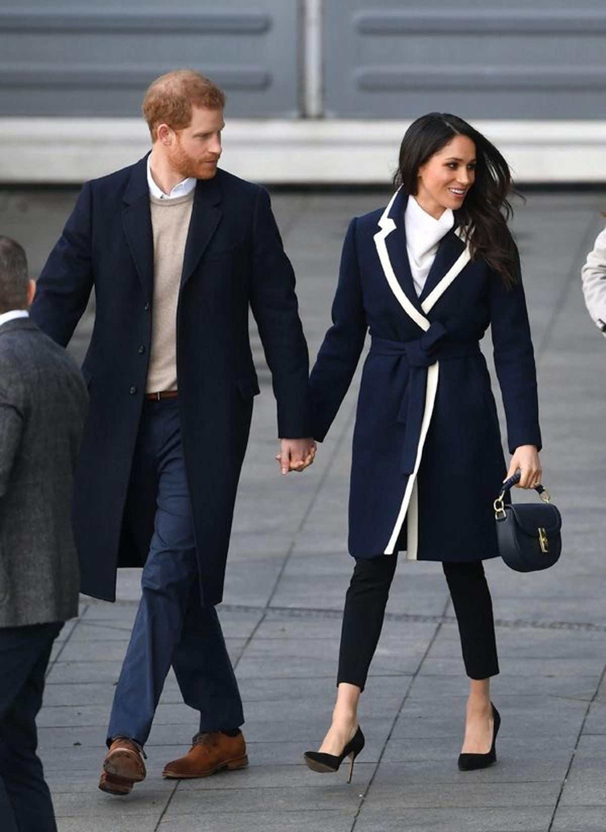 Meghan Markle con pantalones de Alexander Wang, jersey de Allsaints y abrigo de J.Crew