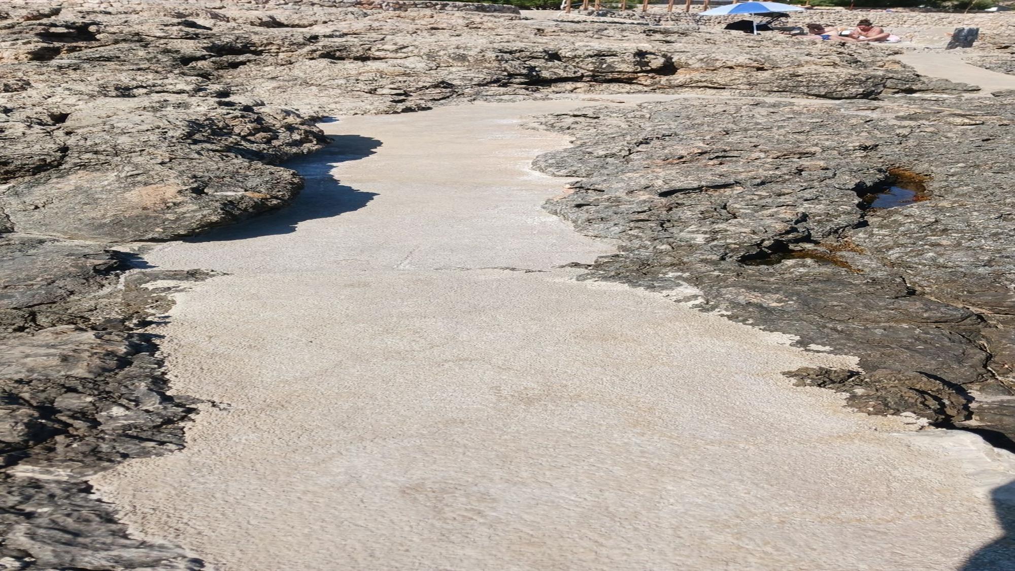 Las fotos de las rocas de Bendinat hormigonadas: Denuncian que el hotel ha ampliado el sendero y varias explanadas para hamacas y sombrillas