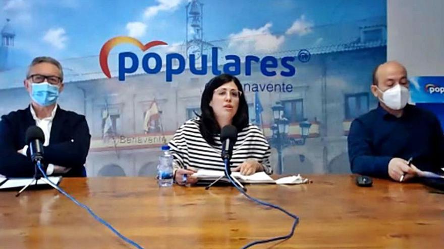 A la izquierda el concejal de Ciudadanos, Jesús Saldaña, junto a los populares Beatriz Asencio y José Manuel Salvador. | E. P.