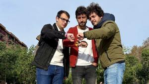 Pau Lizana, David Jiménez i Carlos Márquez Daniel sincronitzen els seus rellotges per a la prova.