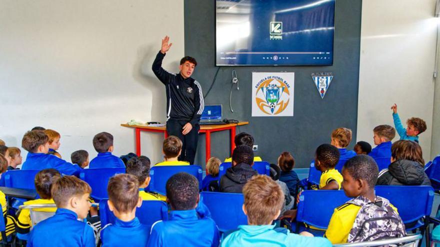 Sesión de Cárnicas Cinco Villas y la Escuela de Fútbol Base.