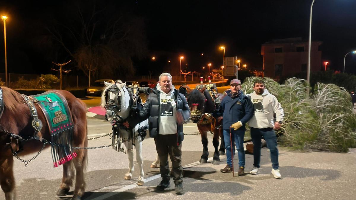 Una imagen de los hombres de Barx con los caballos que portan los pinos