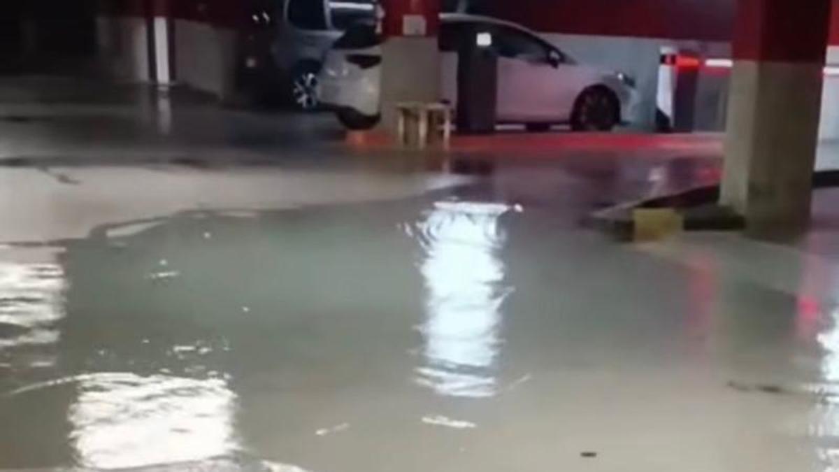 Charco en el aparcamiento subterráneo de la plaza de la Memoria en Torrero.