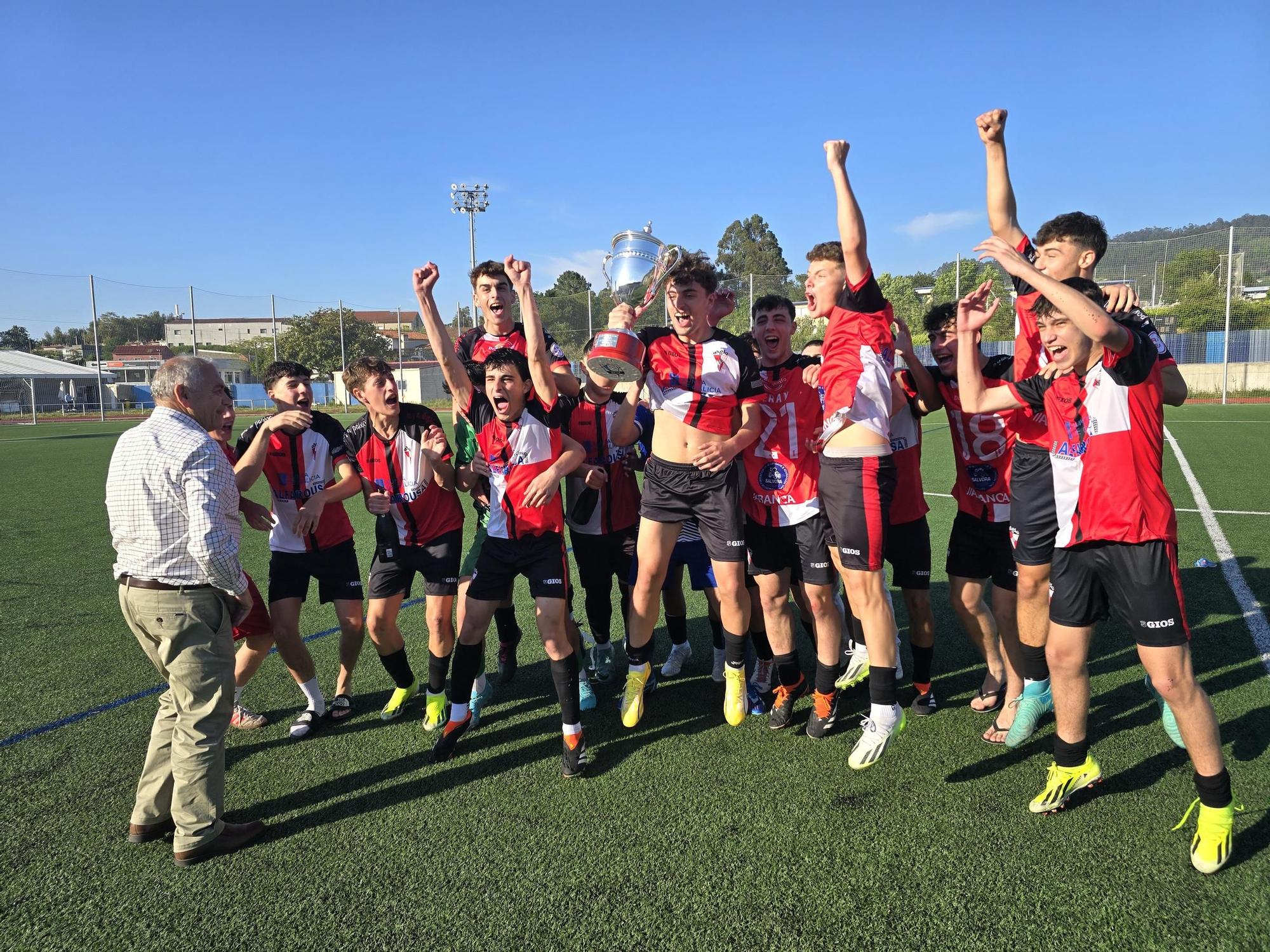 El Juvenil B del Arosa se proclama campeón de la Liga Gallega y logra así el ascenso directo a Liga Nacional tras vencer al Marín (0-3).