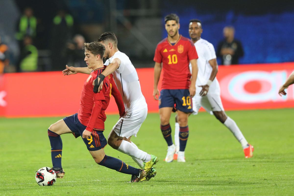 Amman (Jordan), 17/11/2022.- Gavi of Spain (L) in action during the international friendly soccer match between Jordan and Spain in Amman, Jordan, 17 November 2022. Spain is preparing for the FIFA World Cup 2022 in Qatar with their first match against Costa Rica on 23 November. (Futbol, Amistoso, Mundial de Fútbol, Jordania, España, Catar) EFE/EPA/MOHAMMAD ALI