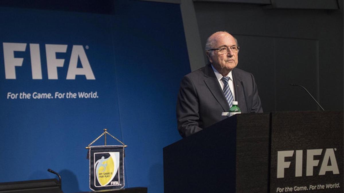Blatter aguanta en la FIFA
