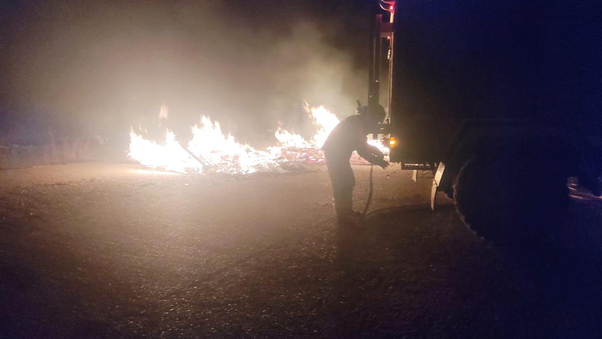 Un bombero del Parque de Toro prepara los medios para extinguir el fuego