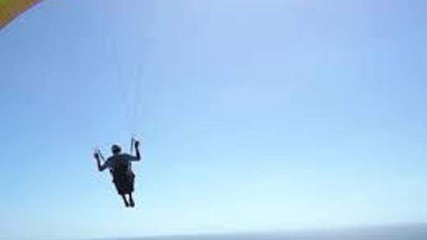 A paraglider is injured when suffering a fall in Tenerife A paraglider is injured when suffering a fall in Tenerife