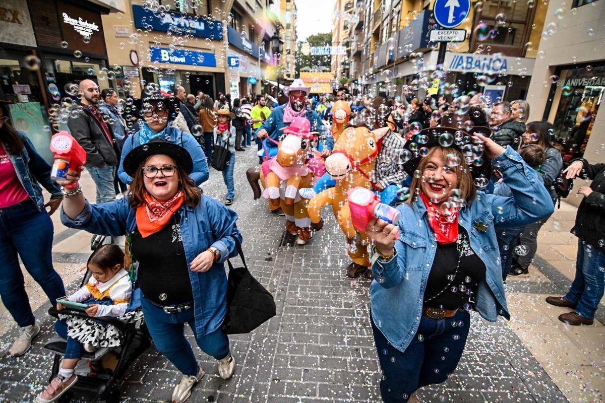 Desfile de collas y carros engalanados del año pasado.