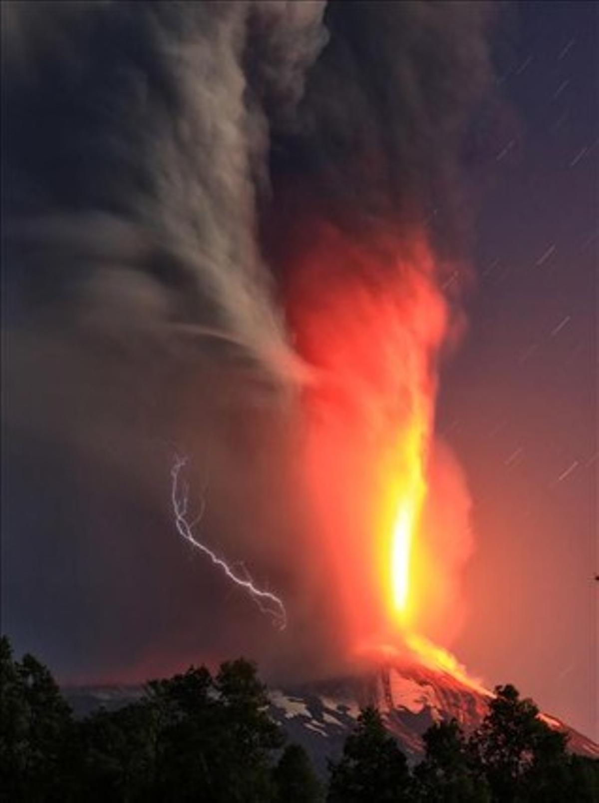 VILLARRICA (CHILE), 03/03/2015.- Erupción del volcán Villarrica, hoy 3 de marzo de 2015, en Villarrica, a unos 750 kilómetros al sur de Santiago de Chile. Unas 4000 personas han sido evacuadas debido al riesgo de aluviones generados por el derretimiento de la nieve en la cima del volcán