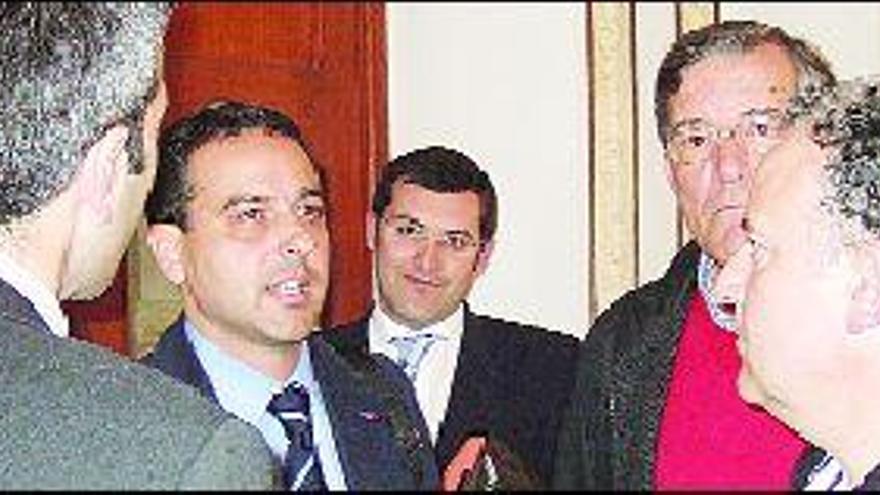 Jacinto Parga, segundo por la izquierda, ayer, con otros dirigentes, en el Ayuntamiento de Ribadeo.