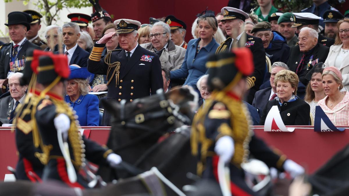 El rey Carlos III de Inglaterra preside el desfile de conmemoración del 80 aniversario del fin de la Segunda Guerra Mundial.
