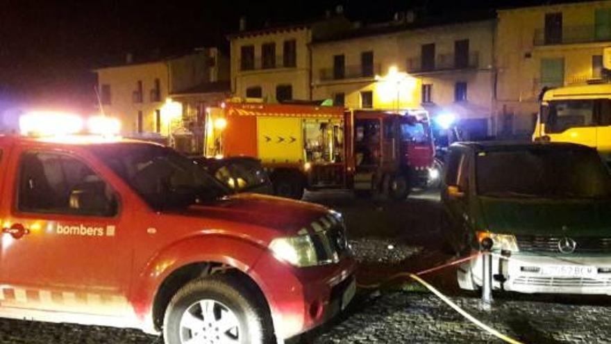 Un foc en un pis de Castellfollit deixa 17 atesos pel fum i nou d&#039;ells a l&#039;hospital