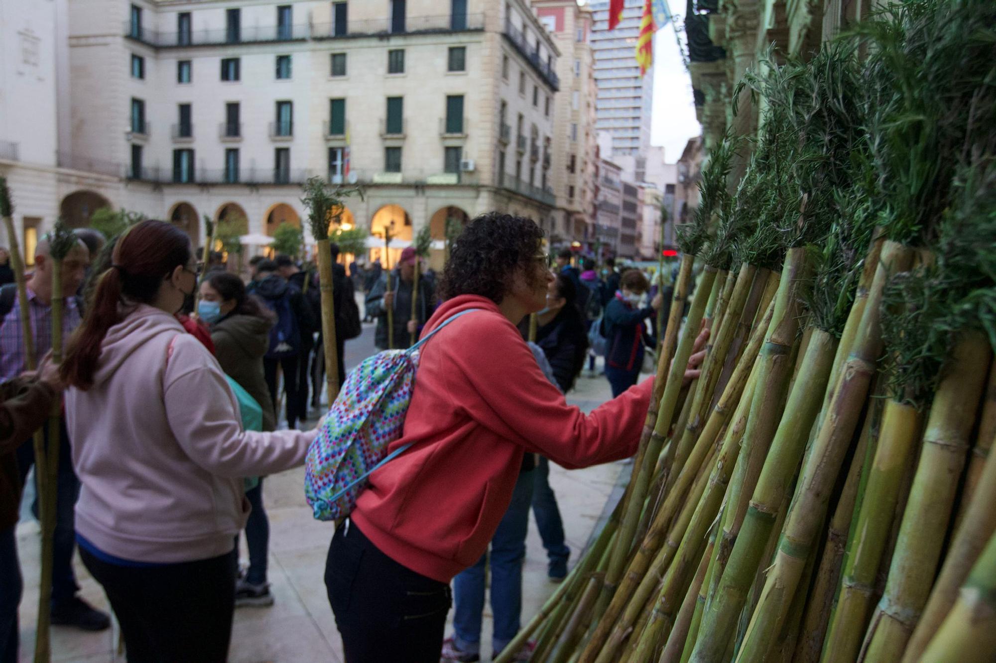 Miles de alicantinos acompañan a la Santa Faz en su peregrinación pese a la lluvia