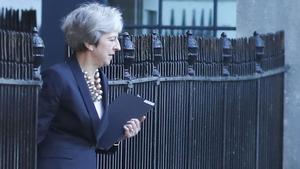 Theresa May sale de su residencia oficial de Downing Street, en Londres.