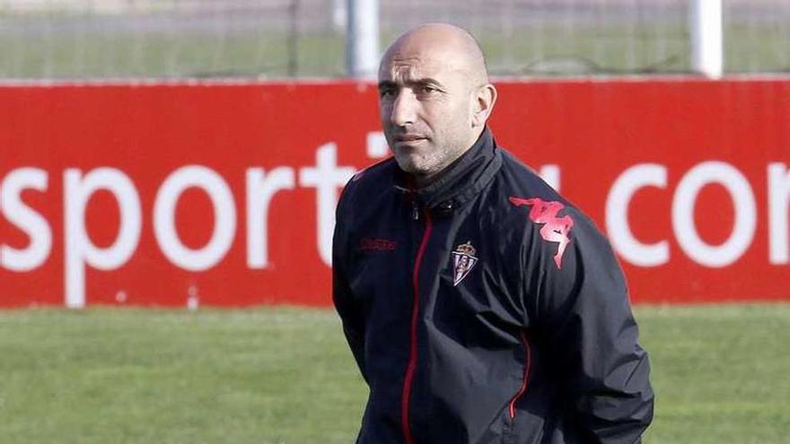 Abelardo, durante el entrenamiento de ayer.