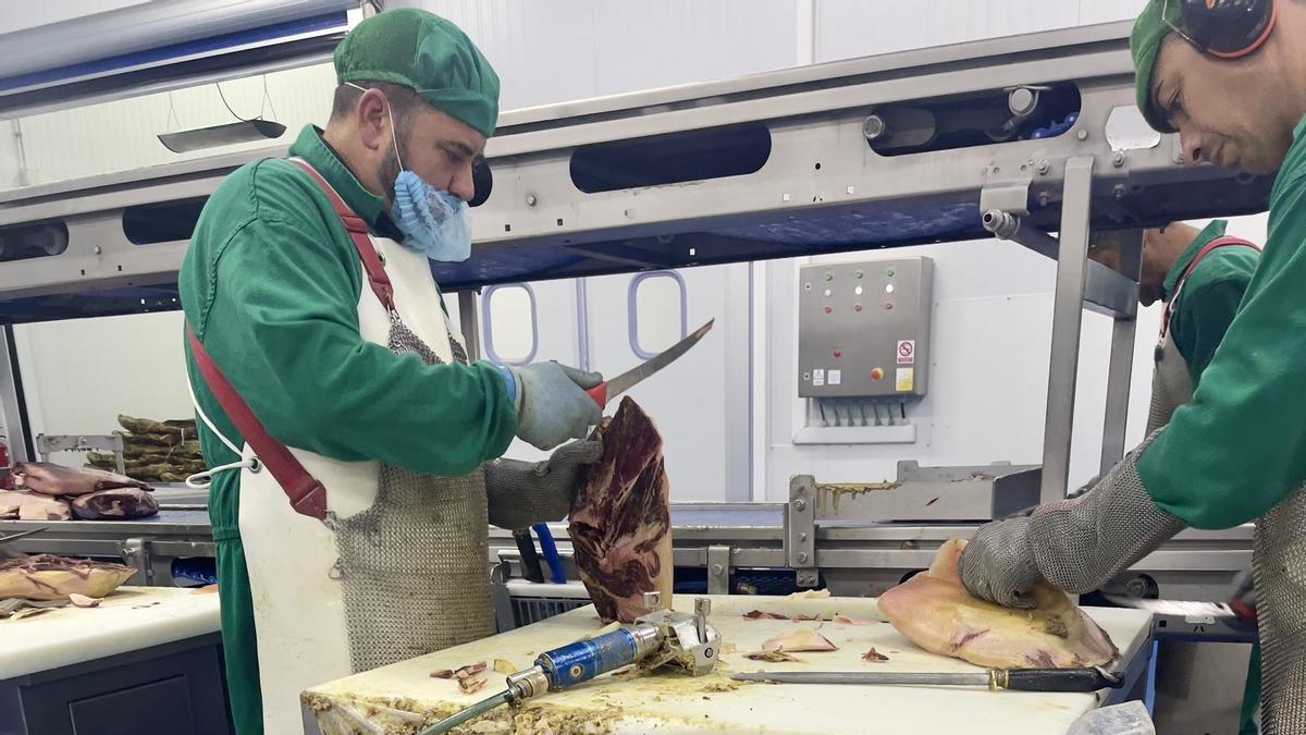 Operarios de Lonchiber trabajar en el interior de la planta de Higuera la Real.
