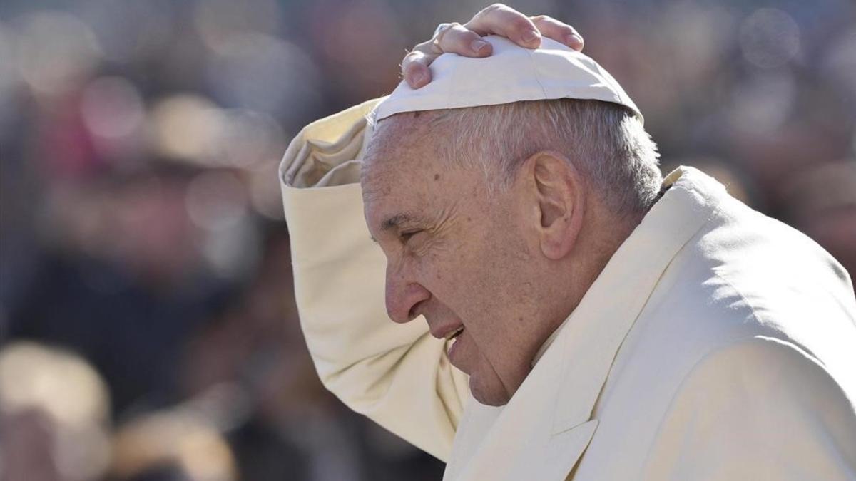 Francisco llega a la plaza de San Pedro del Vaticano para presidir la audiencia general de los miércoles, esta mañana.