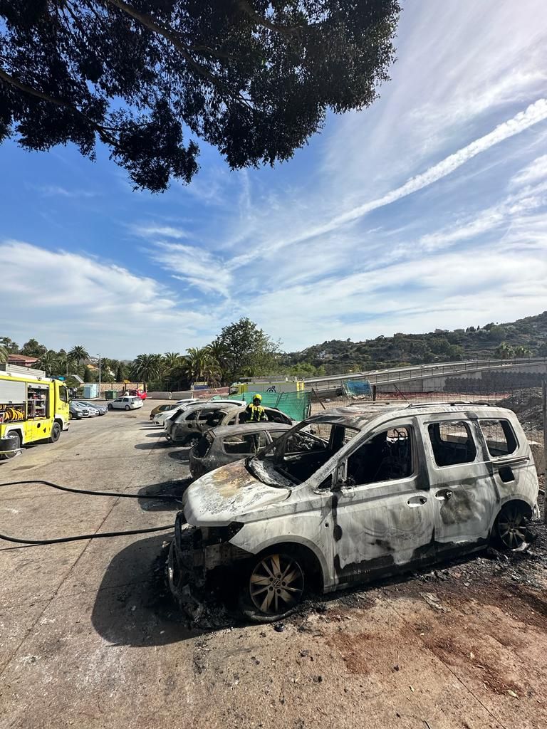 Arden varios coches en Santa Brígida