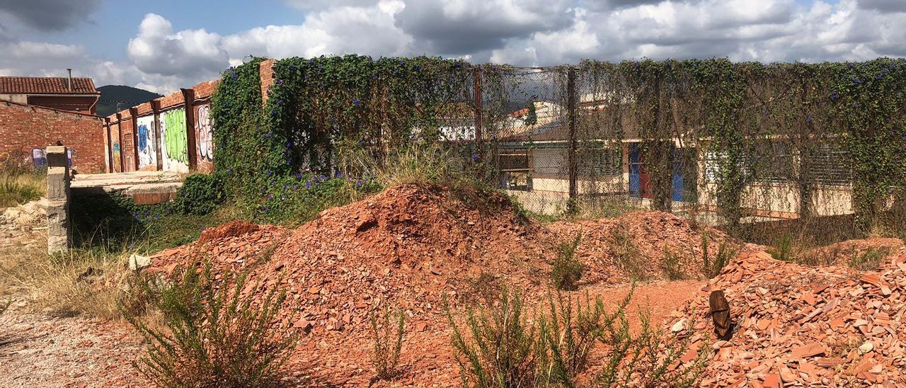 Terreno degradado donde se construirá la ampliación del colegio, donde se ve el actual centro