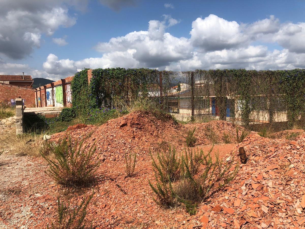 Terreno degradado donde se construirá la ampliación del colegio, donde se ve el actual centro