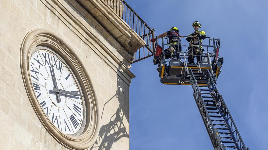 Desprendimientos en la fachada del ayuntamiento de Alicante