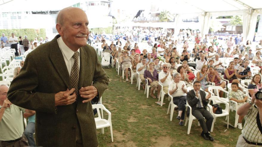 Constantino Lorenzo Granda, &quot;Tino el de La Versal&quot;, durante un acto en el Grupo Covadonga.