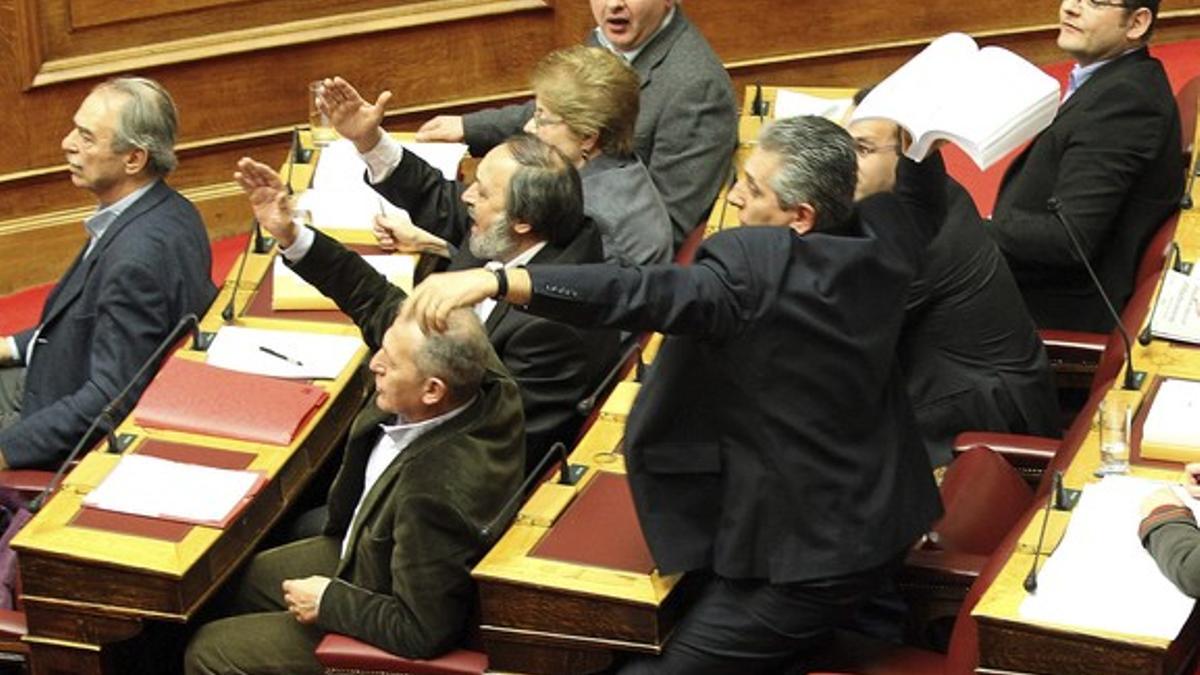 El líder de los comunistas griegos, Girogos Mavrikos, lanza el borrador del acuerdo en plena sesion del Parlamento.