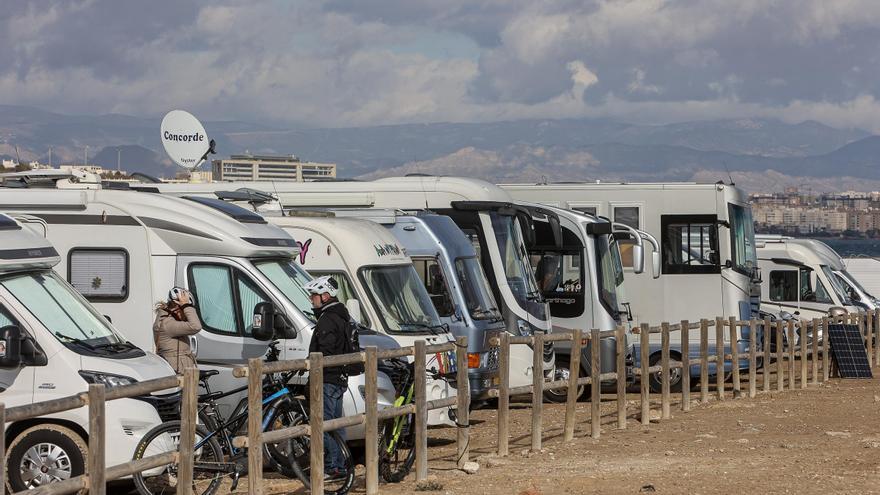 Las caravanas ilegales en Urbanova, nuevo choque entre el Gobierno y Barcala en Alicante