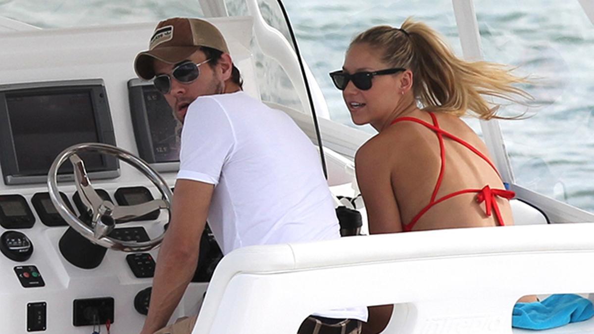 Enrique Iglesias y Anna Kournikova en un bote en Miami