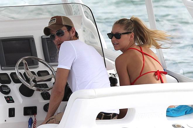 Enrique Iglesias y Anna Kournikova en un bote en Miami