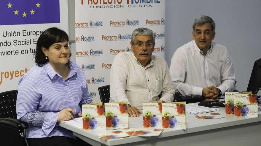 Sonia Fernández, Luis Manuel Flórez y Julio Sutil, durante la presentación ayer de la memoria de Proyecto Hombre en su sede en Gijón.