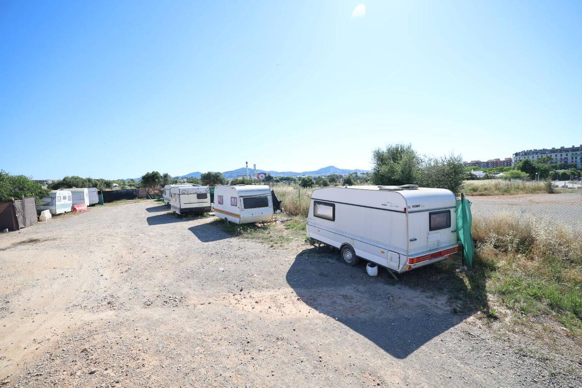 Todas las imágenes del asentamiento de caravanas en sa Jovería en Ibiza
