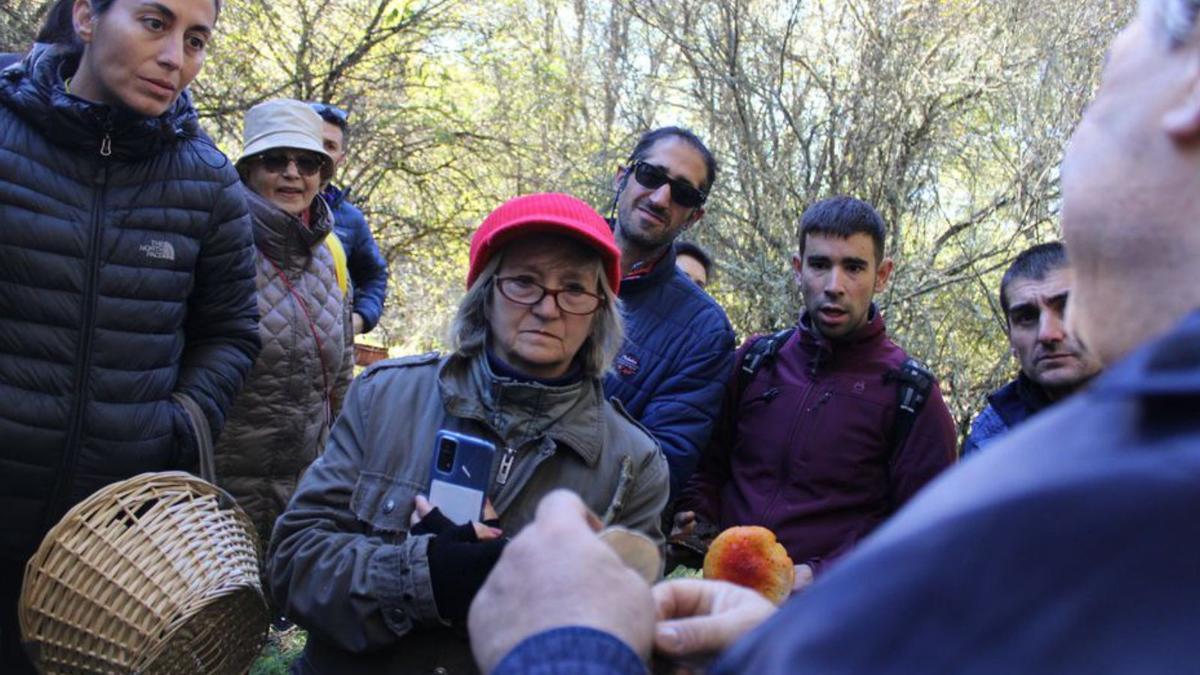 Participantes en la jornada escuchan las explicaciones del experto. | A. S.