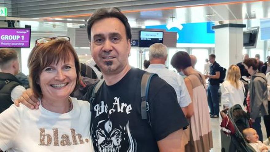Optimismus am Flughafen: Claudia L. und ihr Mann Sven am Montagmorgen in Düsseldorf.