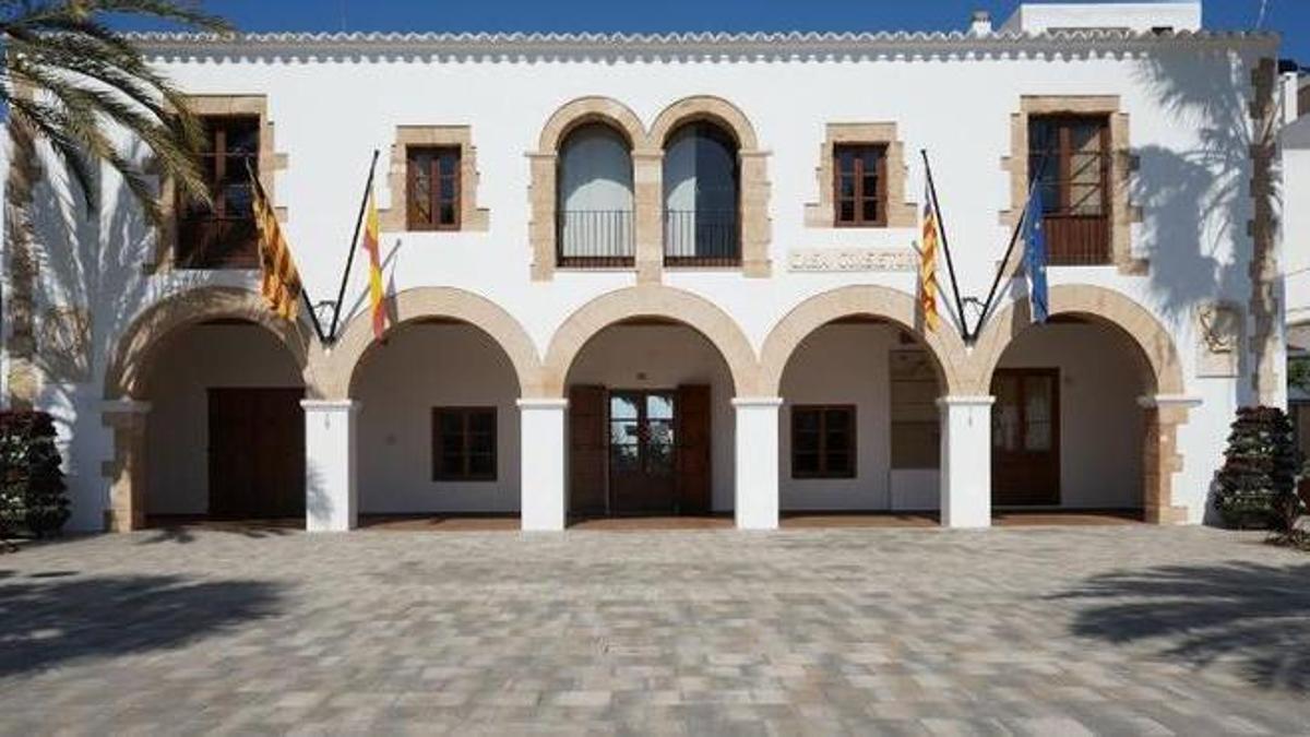 Fachada del Ayuntamiento de Santa Eulària