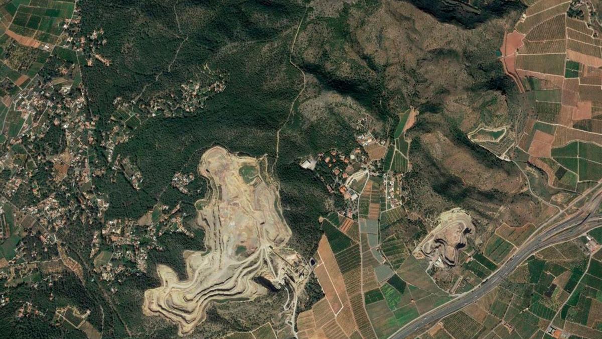 Imagen aérea de la montaña de Romeu y la cantera de Lafarge. | LEVANTE-EMV