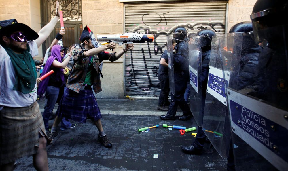 Nous aldarulls entre manifestants i policies a Gràcia