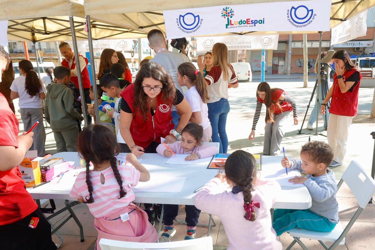Nños y niñas del barrio Orba disfrutan de las actividades del Ludobus en Alfafar.